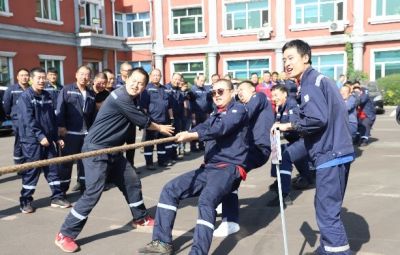 amjs澳金沙门进行2023“薪火相传 再创鲜丽”职工拔河角逐
